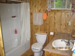 Combined shower/tub, towels, toilet paper