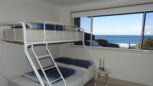 Habitación con literas y vista al océano.