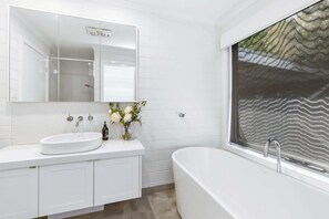 Bathtub, hair dryer - Noble Lifestyle, Barwon Heads (Barwon Heads)