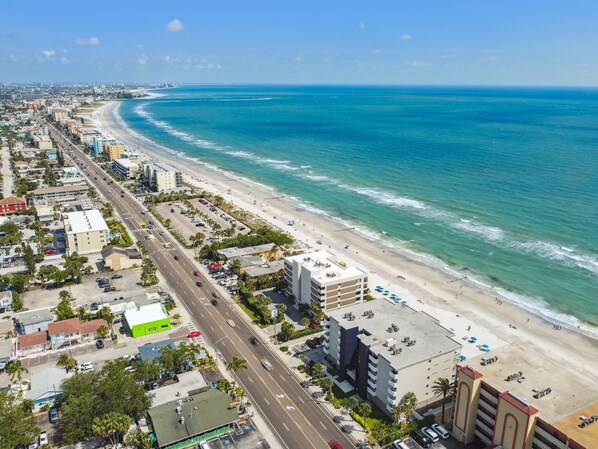 على الشاطئ، كراسي للتشمس، مناشف للشاطئ