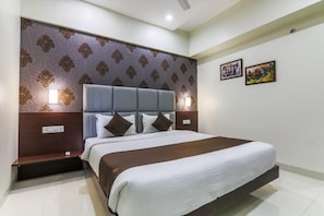 Individually decorated, individually furnished, desk, laptop workspace - Magnus Square Business Hotel (Pune)