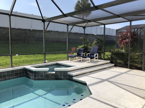 Alberca al aire libre y alberca climatizada