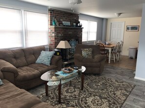 Smart TV - 1st Fl of duplex. Sunsets over the bay, walk to beach. Great family getaway. (Ship Bottom)