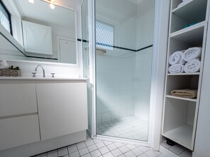 Shower, hair dryer, towels, soap - Beach Access • Winter Late Check‑Out 12 pm (Mollymook Beach)