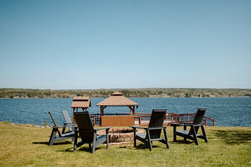 The Cedar- Waterfront | SAUNA | Kayaks | Swimming