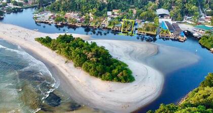 Paradisiac House in Barra do Una, in front of the beach, with access to boats.