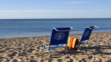 Sur la plage, chaise longue