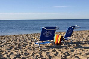 Accommodatie ligt op het strand, ligstoelen