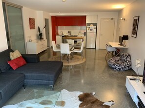 智能电视、DVD 播放器、电脑显示器