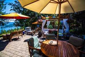 Outdoor dining - "LAKE SONG ESTATES" OVERLOOKING LAKE COEUR D ALENE (Coeur d'Alene)