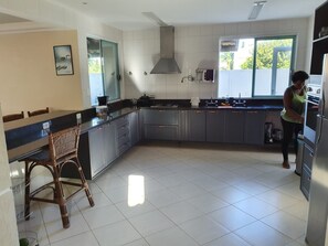 Fridge, microwave, oven, stovetop - 5 suites, swimming pool, air conditioning in all rooms in Paraiso dos Lagos,  (Guarajuba)