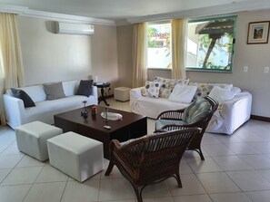 Smart-TV, DVD-Player, Stereoanlage