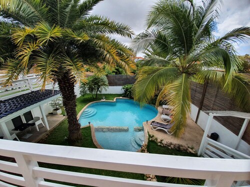 Ylellinen huoneisto trooppisella uima-altaalla, lähellä suosittua Jan Thielin rantaa.