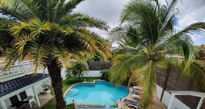 Ylellinen huoneisto trooppisella uima-altaalla, lähellä suosittua Jan Thielin rantaa.