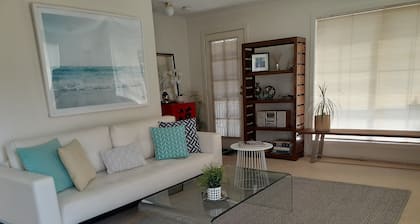 Central Geelong Townhouse / Long stays available