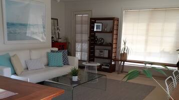 Télévision, lecteur de DVD, livres, vidéothÚque