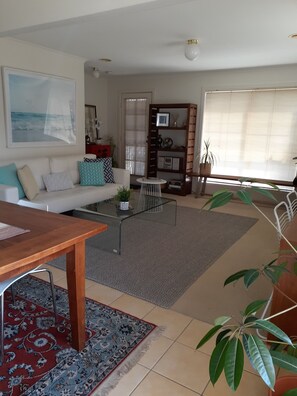 TV, DVD player, books, video library - Central Geelong Townhouse / Long stays available (Geelong)