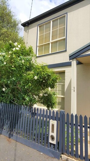 Exterior - Central Geelong Townhouse / Long stays available (Geelong)