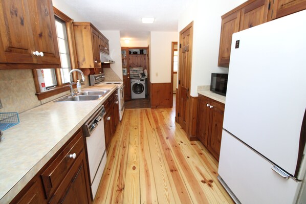 Fridge, microwave, oven, stovetop - Beautifully Maintained 3BR Colonial Close to Forest Beach (1577) (South Chatham)