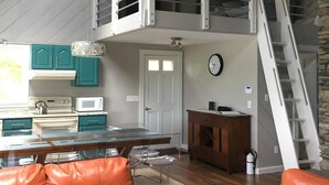 TV, fireplace, DVD player, books - Secluded Waterfront Home with Dramatic Pond Views (Plymouth)