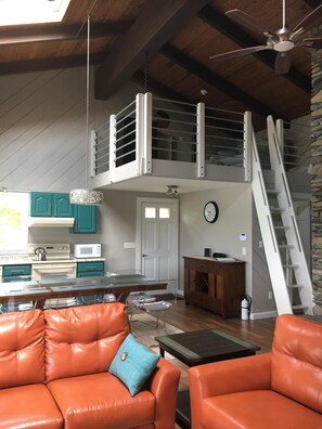 TV, peis, DVD-spiller og bøker