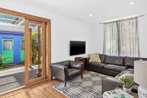 Älytelevisio, DVD-soitin, kirjoja, videokirjasto