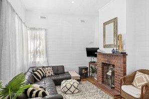 Älytelevisio, DVD-soitin, kirjoja, videokirjasto