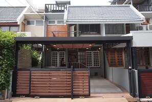 Exterior detail - 3min from BTS, 3BR, cozy & Fashionable h (Bangkok)