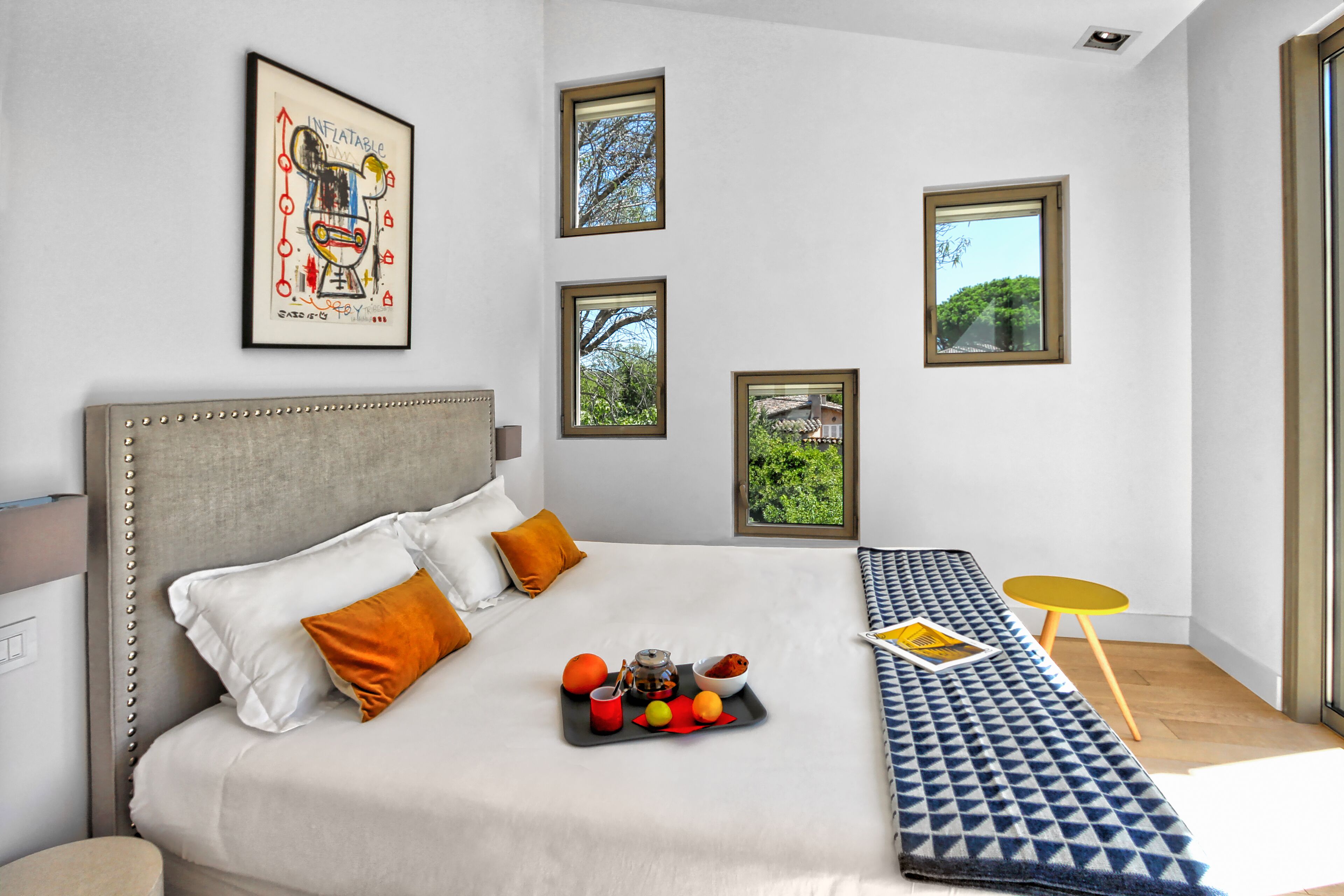 4 makuuhuonetta, tallelokero huoneessa, työpöytä, silitysrauta/-lauta