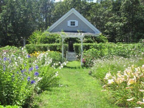 Perfect Adorable Cottage Retreat Among Award-Winning Gardens