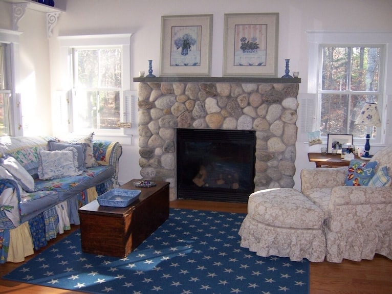 Perfect Adorable Cottage Retreat Among Award-winning Gardens - Edgartown, MA