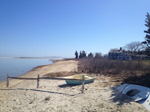 Una spiaggia nelle vicinanze