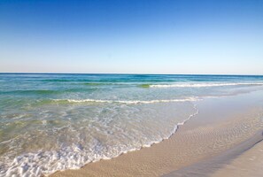 Sulla spiaggia, lettini da mare