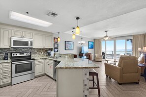 Frigorifero, microonde, forno, piano cottura