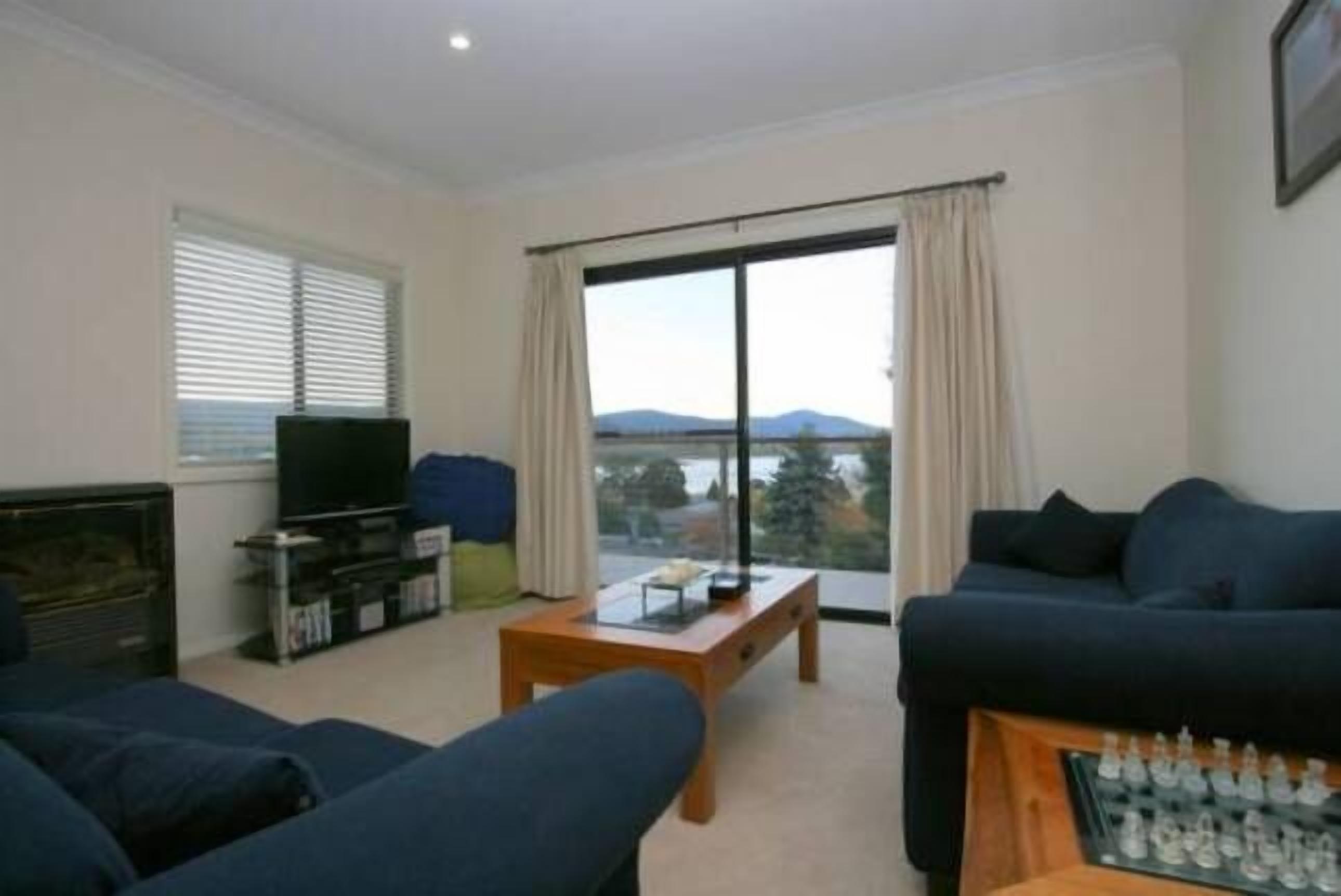 Alaska - Great lake & mountain views — image 6