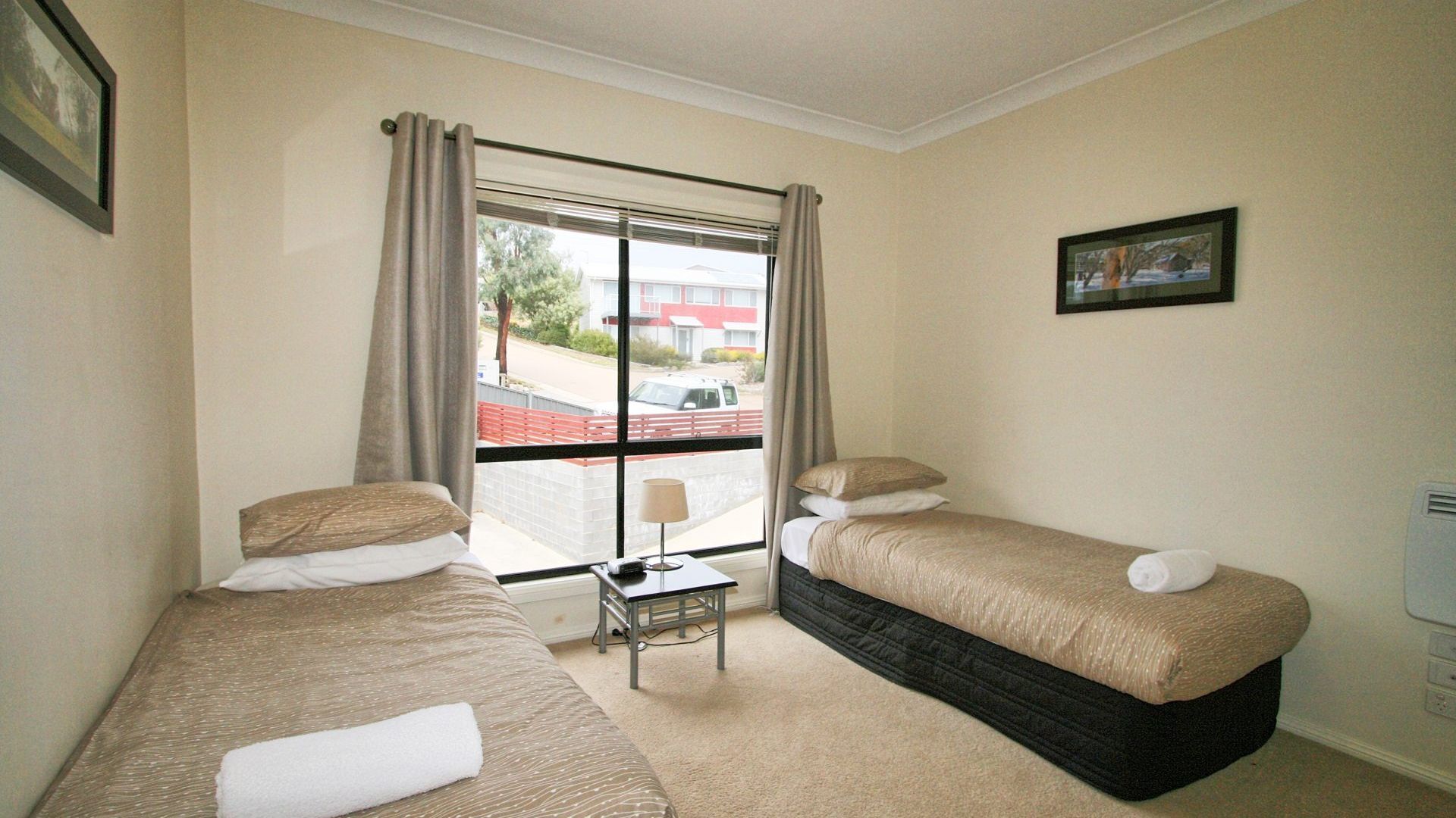 Alaska - Great lake & mountain views — image 9