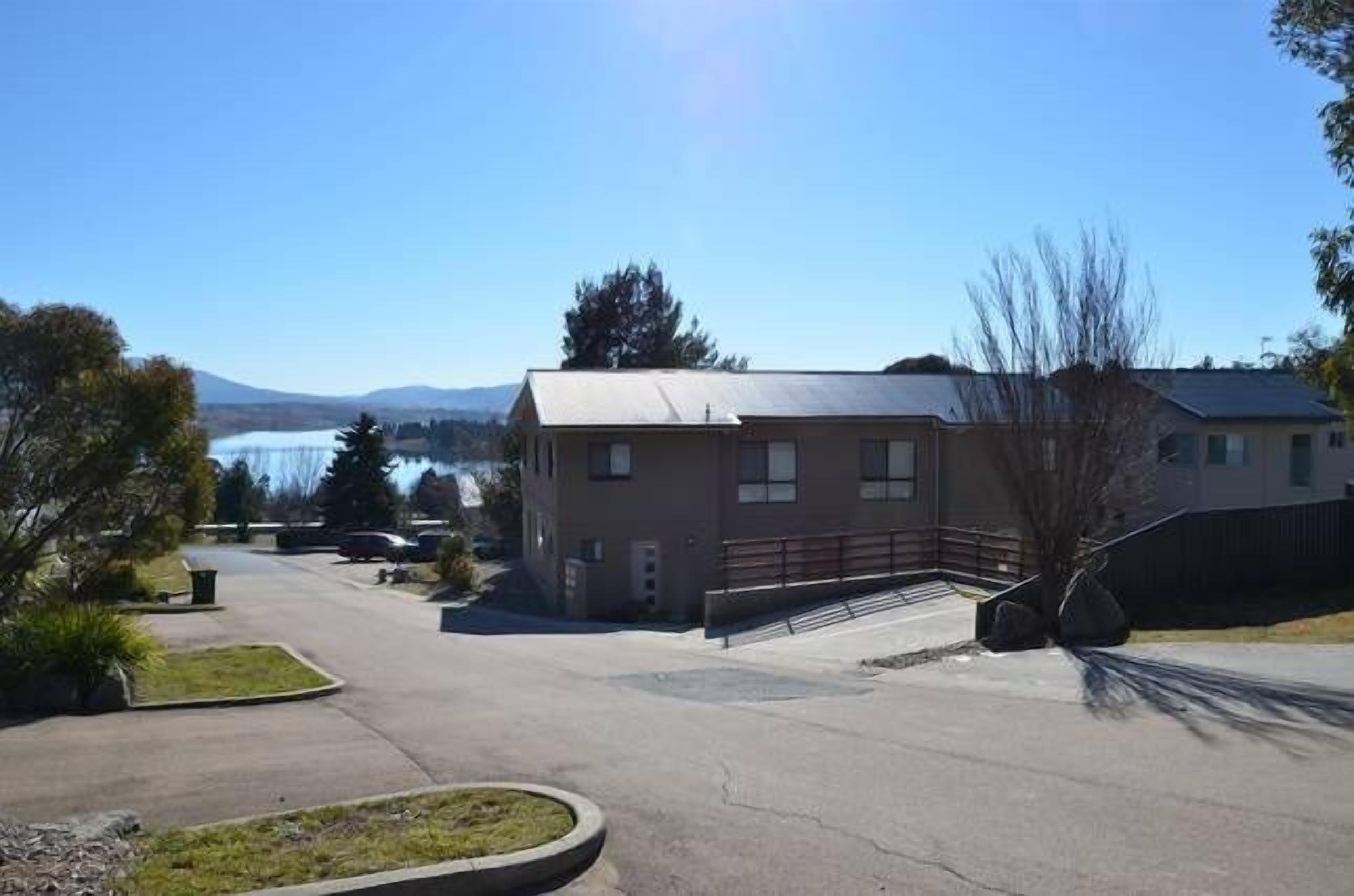 Alaska - Great lake & mountain views — image 22