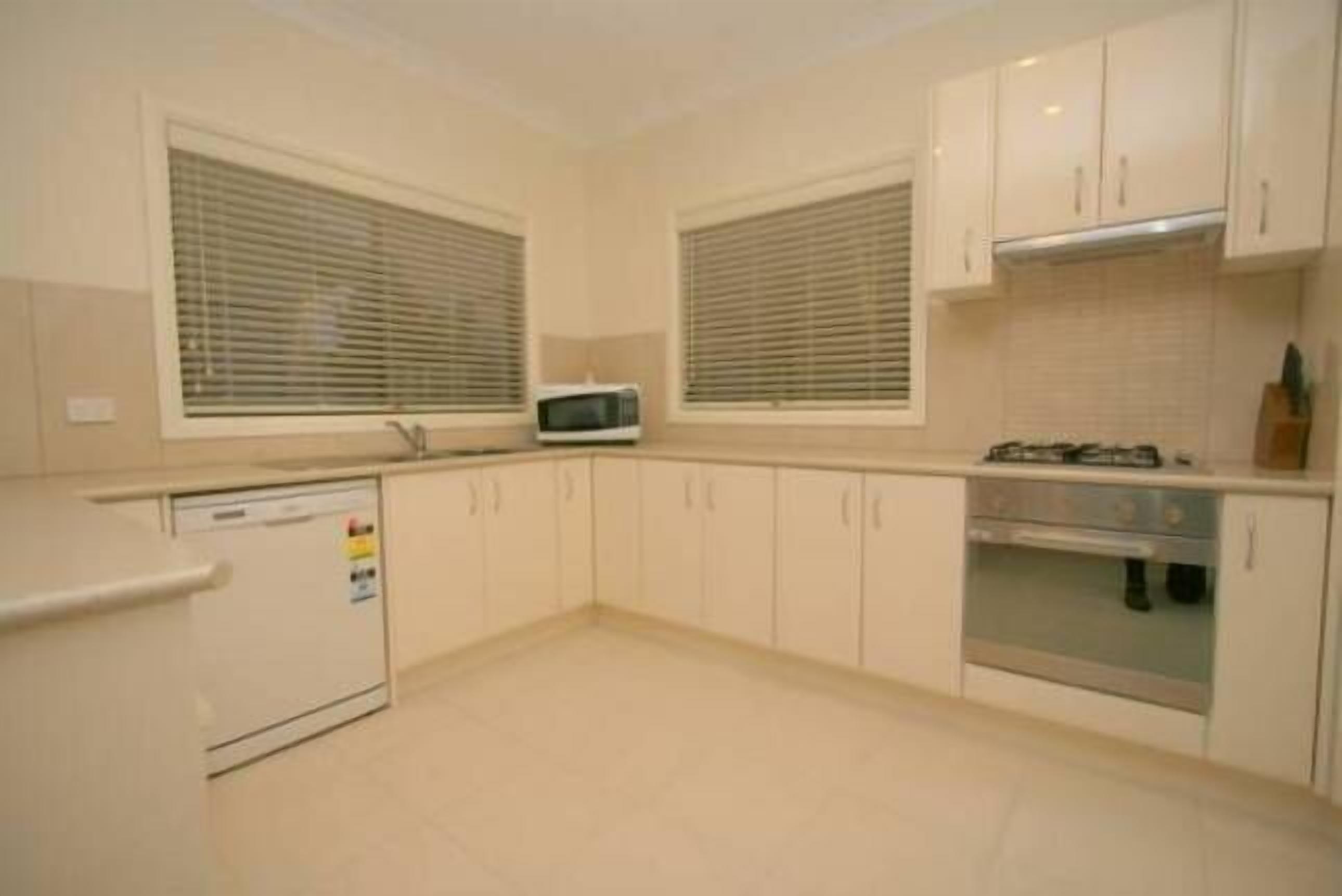 Alaska - Great lake & mountain views — image 4