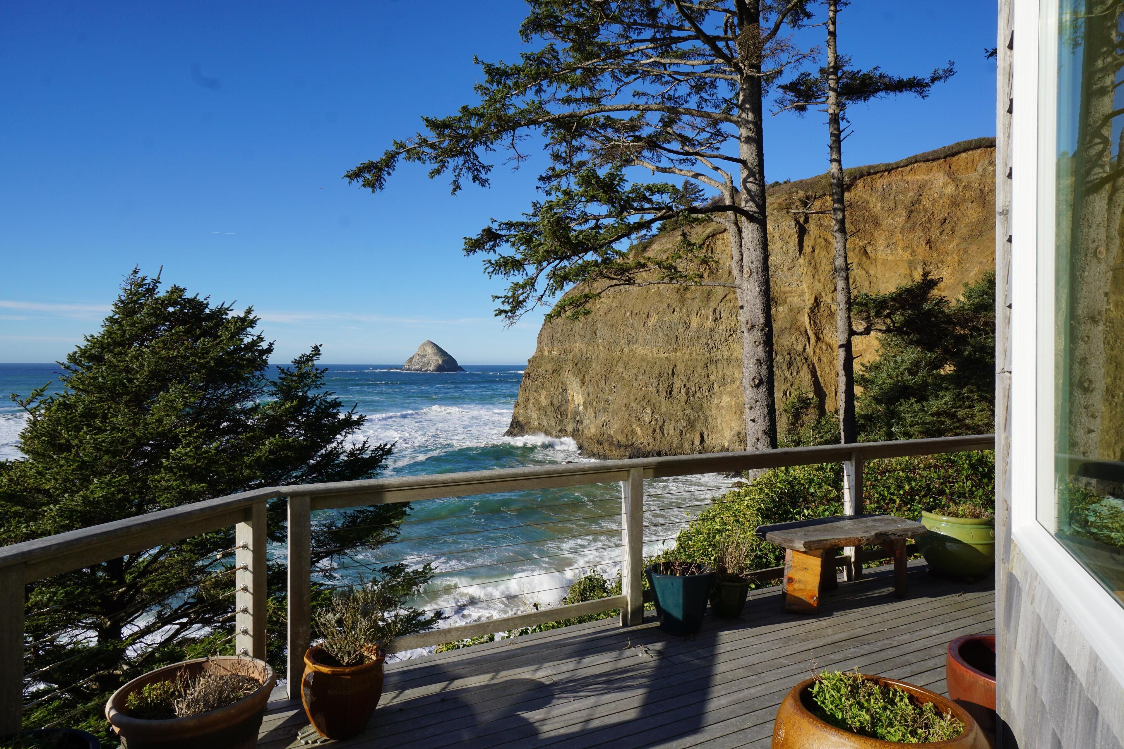 *Spectacular Luxury Oceanfront Home Hot Tub on Deck Steps to Beach!