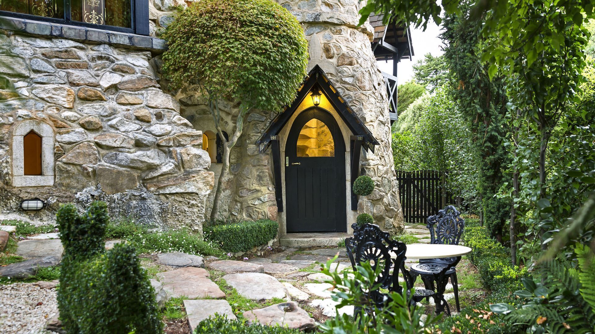 Castle Keep- Exceptionally Romantic  Escape for 2 with open log fire. — image 15