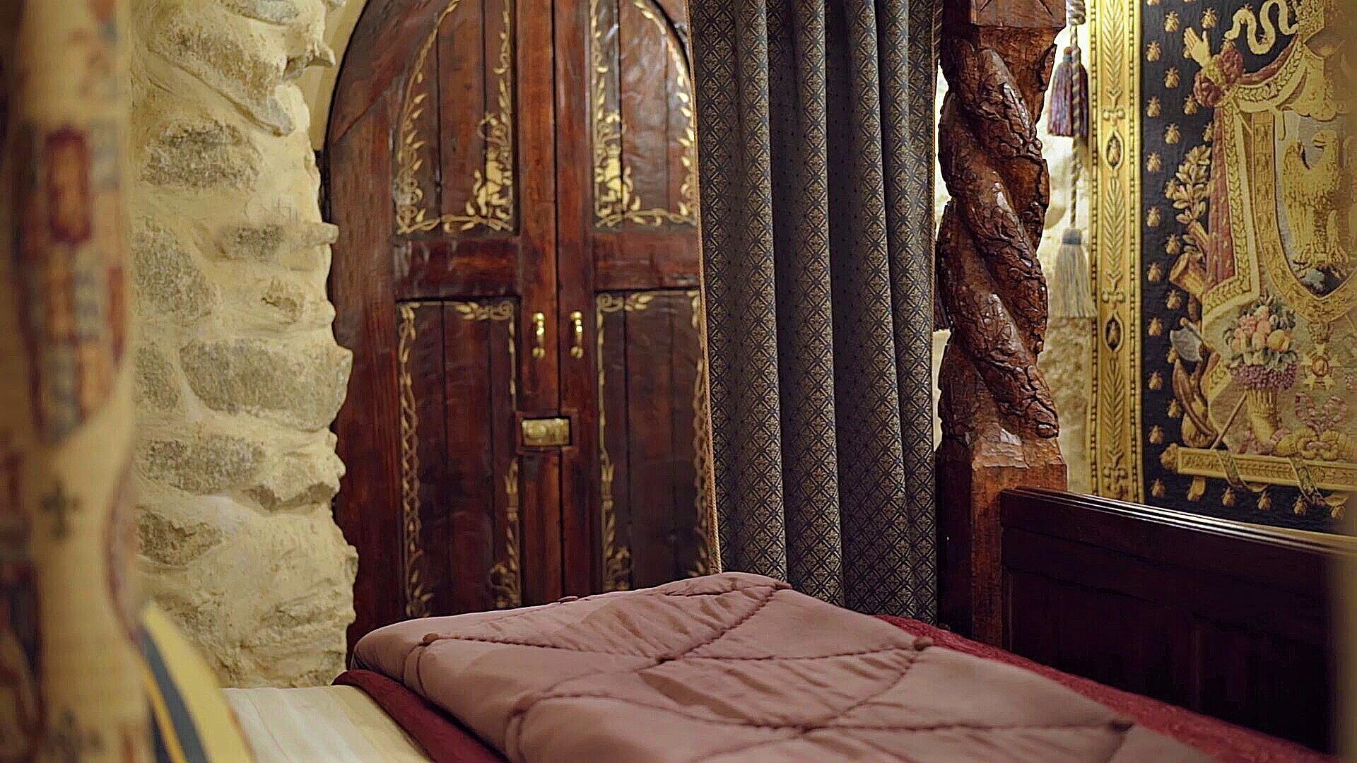 Castle Keep- Exceptionally Romantic  Escape for 2 with open log fire. — image 3