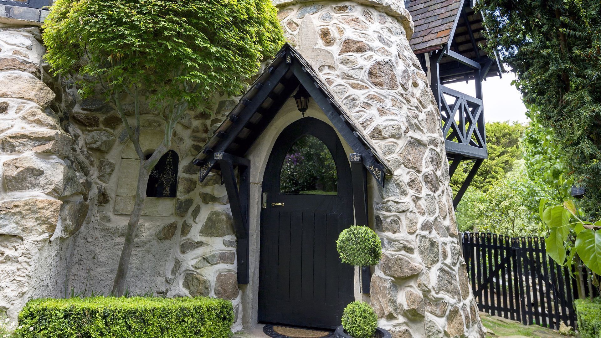 Castle Keep- Exceptionally Romantic  Escape for 2 with open log fire. — image 18