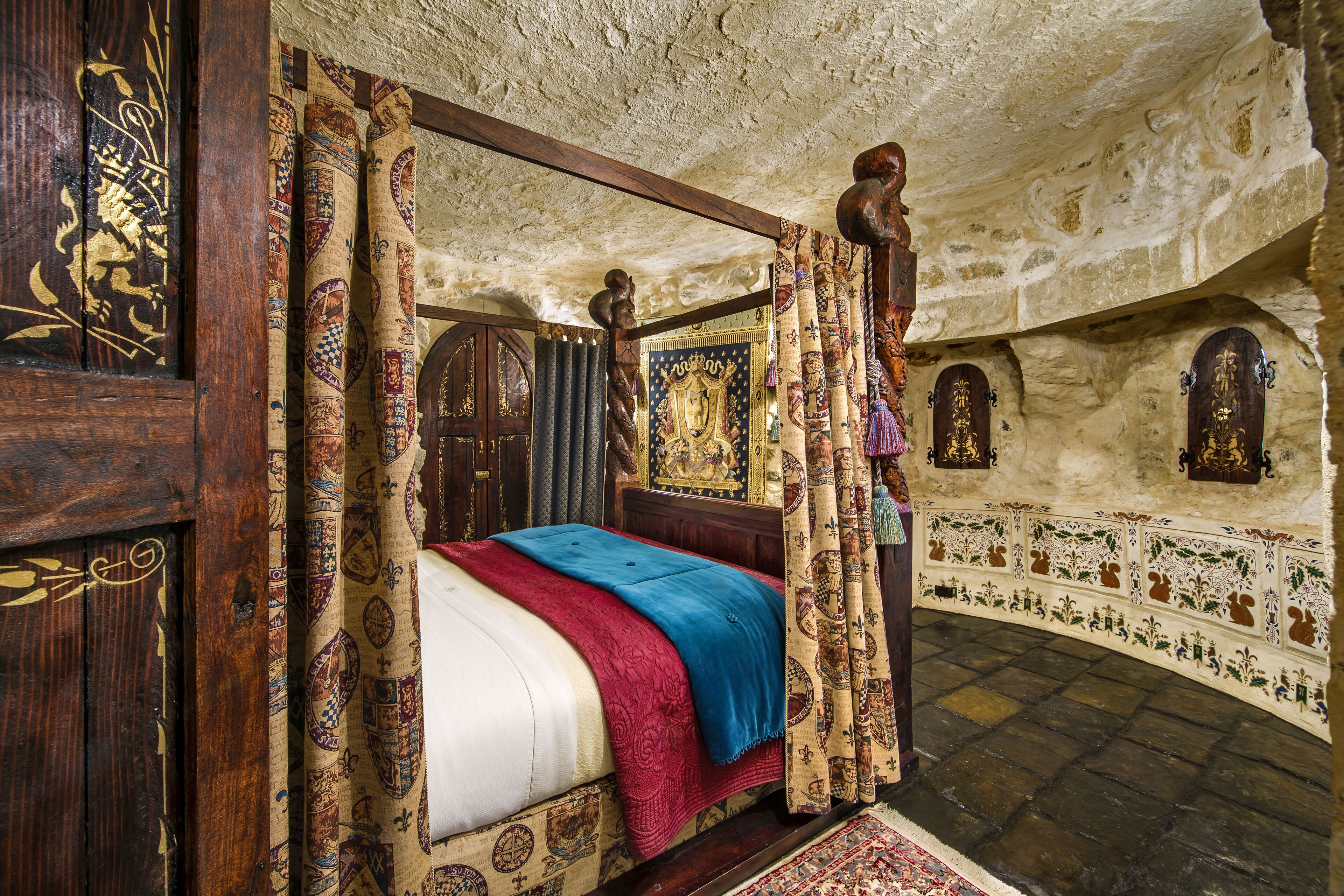 Castle Keep- Exceptionally Romantic  Escape for 2 with open log fire. — image 14