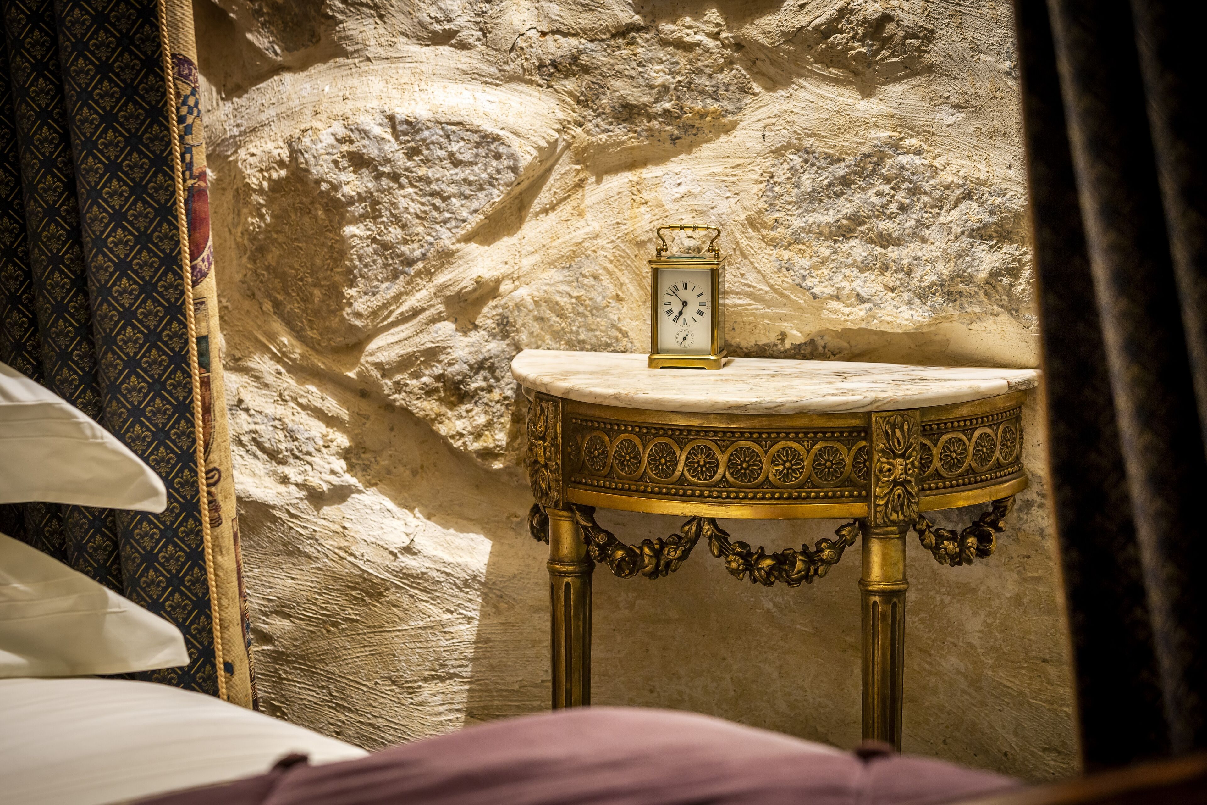 Castle Keep- Exceptionally Romantic  Escape for 2 with open log fire. — image 11