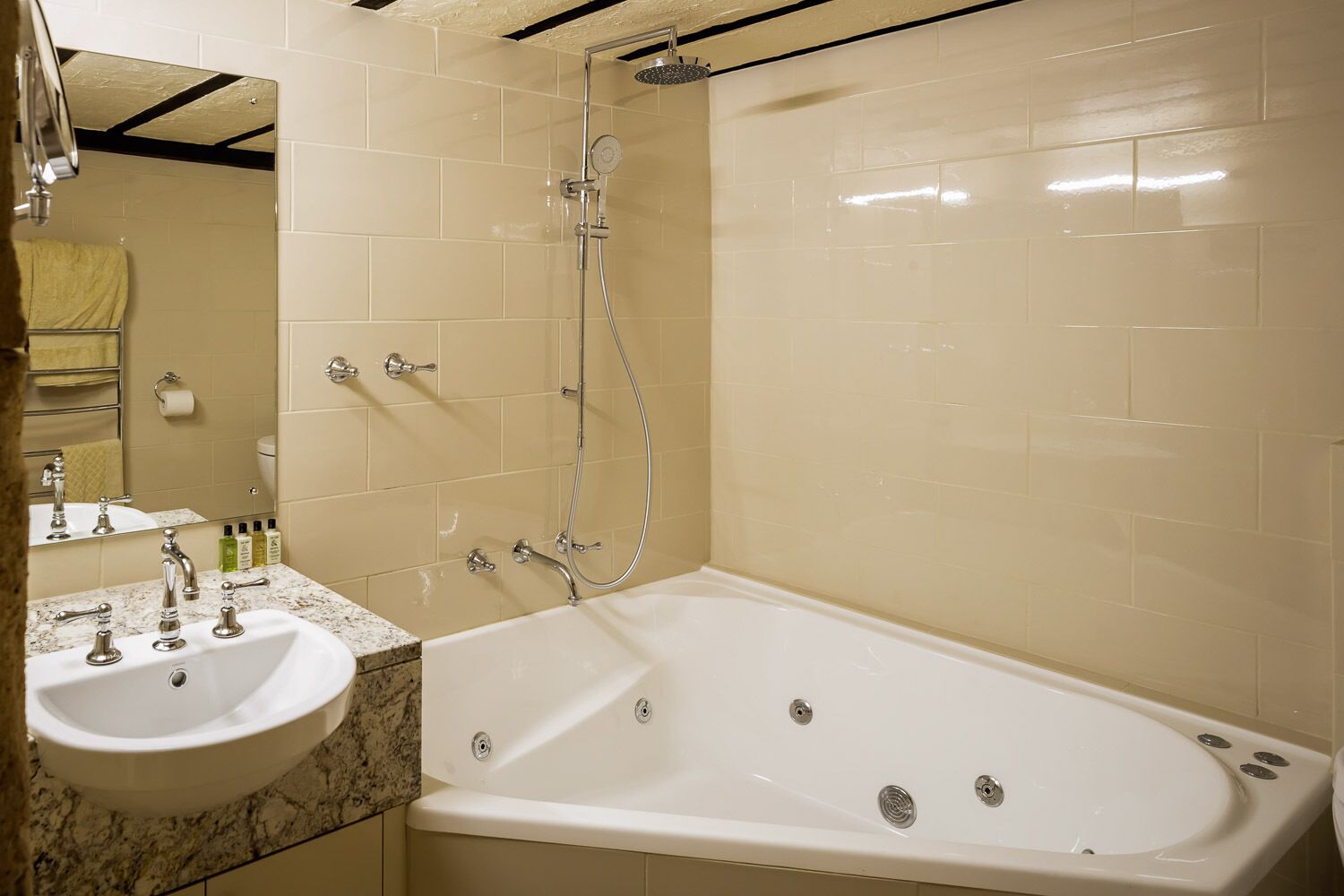 Castle Keep- Exceptionally Romantic  Escape for 2 with open log fire. — image 13