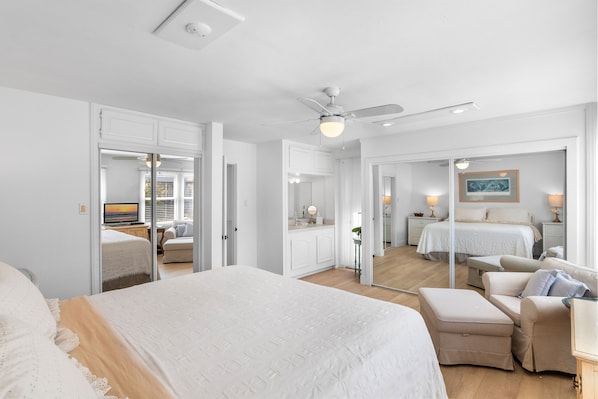 4 bedrooms, desk, iron/ironing board, WiFi