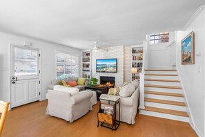 TV, fireplace, DVD player, books - The Cottage on Balboa Island (Newport Beach)