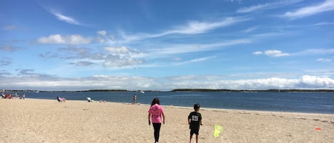 Vlak bij het strand, ligstoelen aan het strand