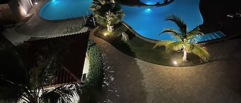 Piscine extérieure, chaises longues