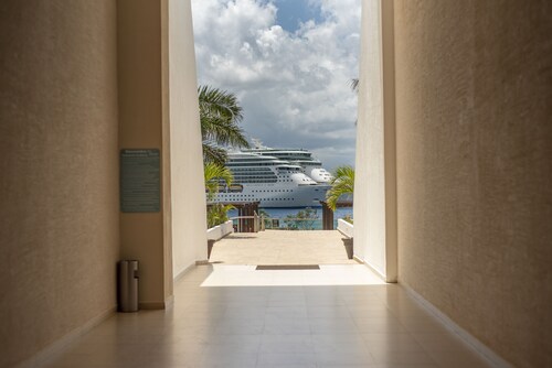 Ocean View 4,3 or2 Bedroom Luxury Condo at Palmar<Rates here are for all 4 bdrms